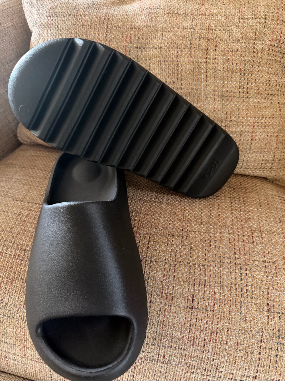 Brand New Yeezy Slides YS-01 Black – Men’s Size 11 - Picture 3 of 8